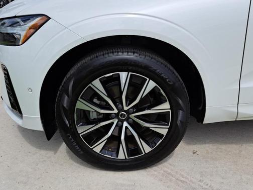 2023 Volvo XC60 B5 Plus Dark Theme