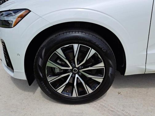 2023 Volvo XC60 B5 Plus Dark Theme