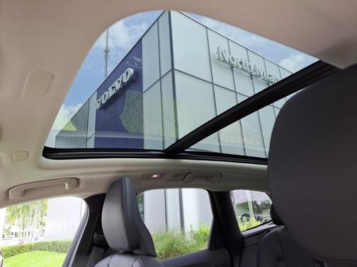 2023 Volvo XC60 B5 Plus Dark Theme