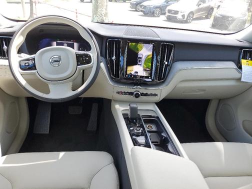 2025 Volvo XC60 B5 Plus