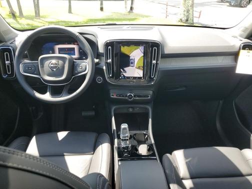 2025 Volvo XC40 B5 Ultra Dark Theme