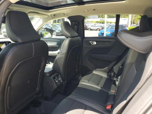 2025 Volvo XC40 B5 Ultra Dark Theme