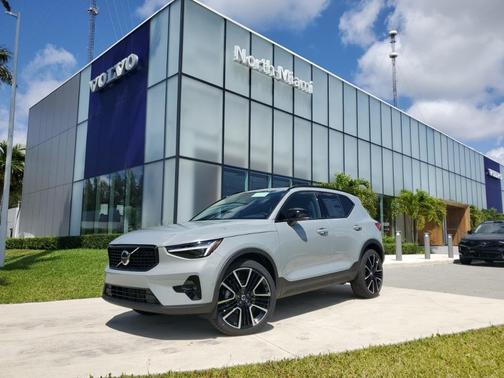 2025 Volvo XC40 B5 Ultra Dark Theme