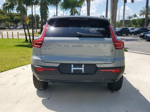 2025 Volvo XC40 B5 Ultra Dark Theme
