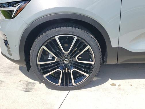 2025 Volvo XC40 B5 Ultra Dark Theme