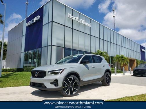 2025 Volvo XC40 B5 Ultra Dark Theme