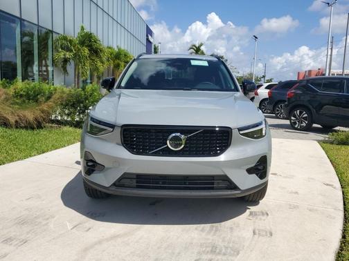 2025 Volvo XC40 B5 Ultra Dark Theme