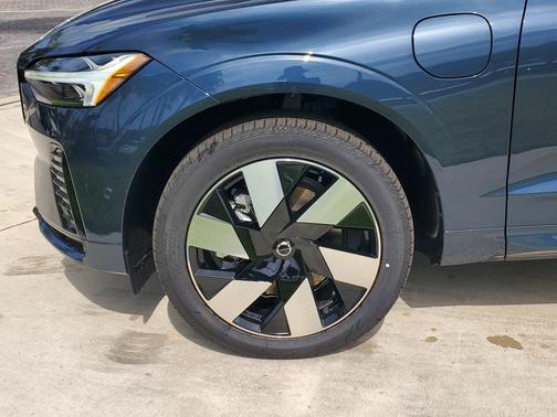 2025 Volvo XC60 Plug-In Hybrid T8 Plus