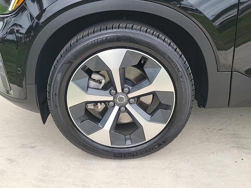 2025 Volvo XC40 B5 Plus Bright Theme