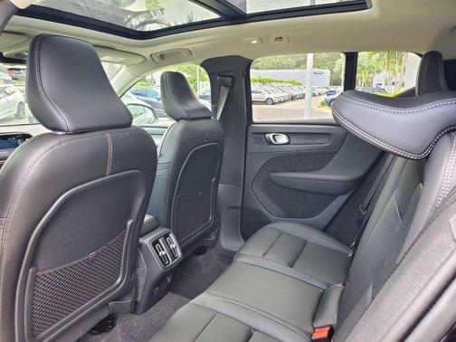 2025 Volvo XC40 B5 Plus Bright Theme