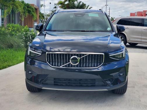 2025 Volvo XC40 B5 Plus Bright Theme