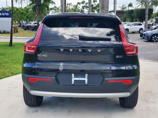2025 Volvo XC40 B5 Plus Bright Theme