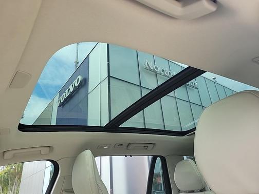 2024 Volvo XC90 B6 Ultimate Bright Theme 7-Seater