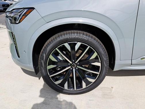 2025 Volvo XC90 B5 Plus 7-Seater