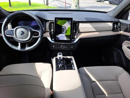 2025 Volvo XC90 B5 Plus 7-Seater