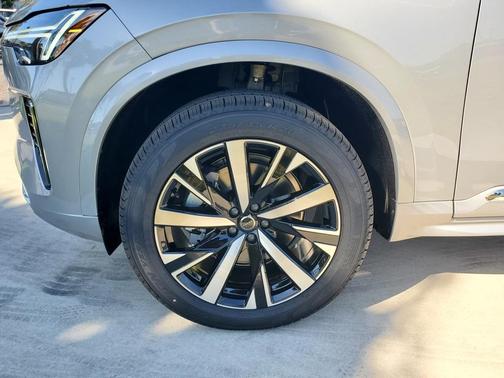 2025 Volvo XC90 B5 Core