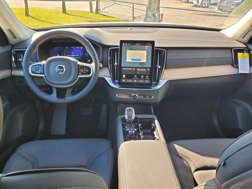 2025 Volvo XC90 B5 Core