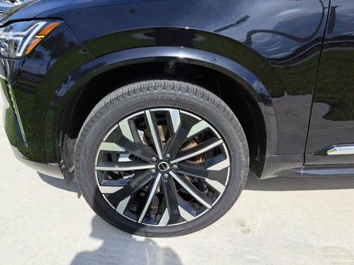 2025 Volvo XC90 B5 Core
