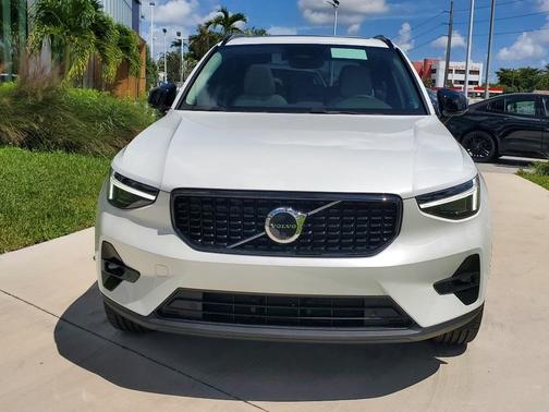 2025 Volvo XC40 B5 Plus Dark Theme