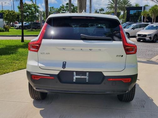 2025 Volvo XC40 B5 Plus Dark Theme