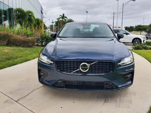 2025 Volvo S60 B5 Plus