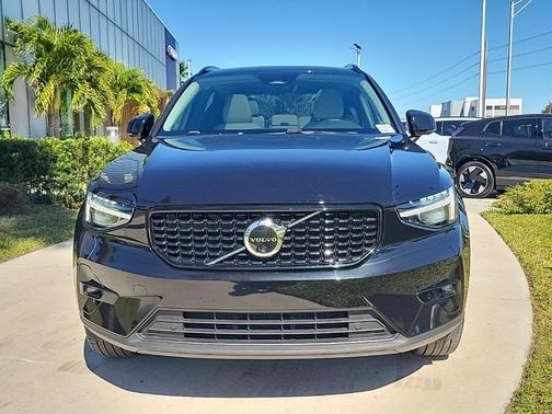 2025 Volvo XC40 B5 Ultra Dark Theme