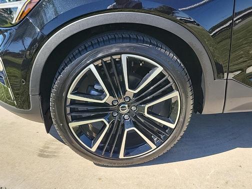 2025 Volvo XC40 B5 Ultra Dark Theme