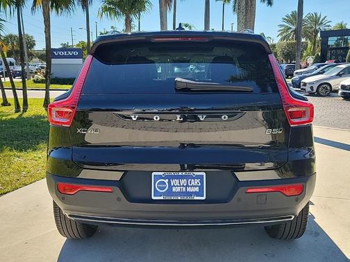 2025 Volvo XC40 B5 Ultra Dark Theme