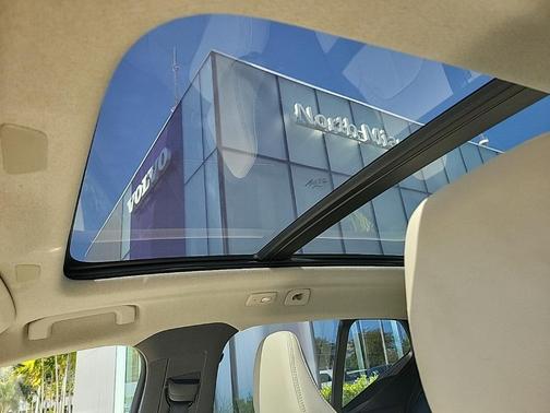 2025 Volvo XC40 B5 Ultra Dark Theme