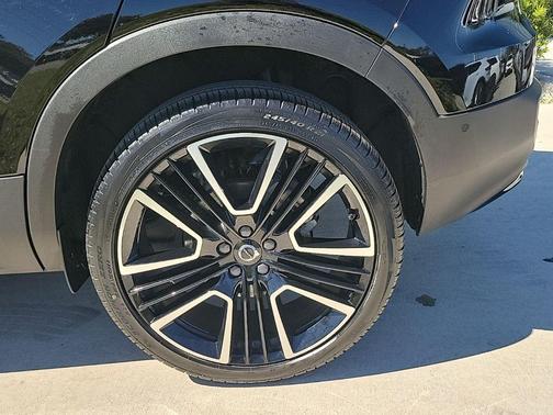 2025 Volvo XC40 B5 Ultra Dark Theme