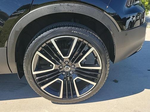 2025 Volvo XC40 B5 Ultra Dark Theme