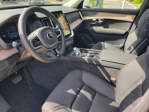 2025 Volvo XC90 B6 Core