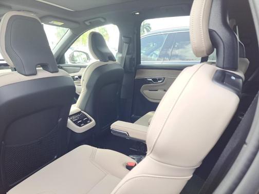 2025 Volvo XC90 B5 Plus 6-Seater