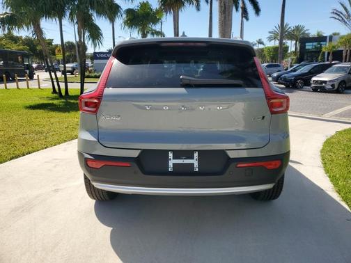 2025 Volvo XC40 B5 Core Bright Theme