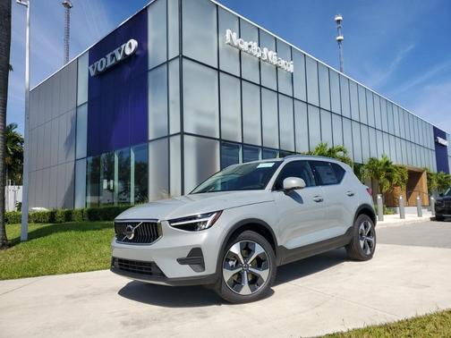 2025 Volvo XC40 B5 Core Bright Theme