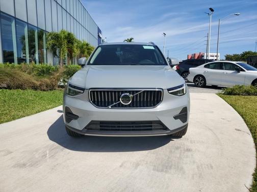 2025 Volvo XC40 B5 Core Bright Theme