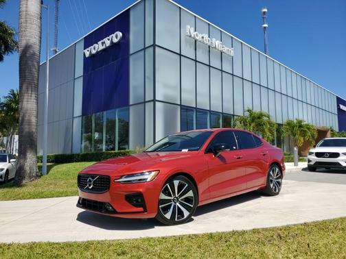 2022 Volvo S60 B5 Momentum