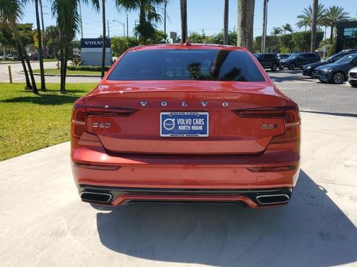 2022 Volvo S60 B5 Momentum