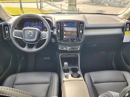 2025 Volvo XC40 B5 Core Bright Theme
