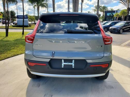 2025 Volvo XC40 B5 Core Bright Theme