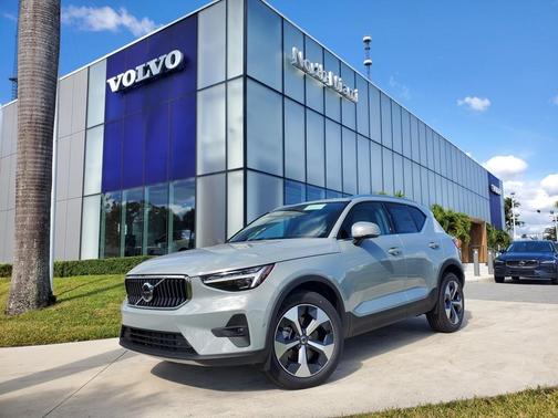 2025 Volvo XC40 B5 Core Bright Theme