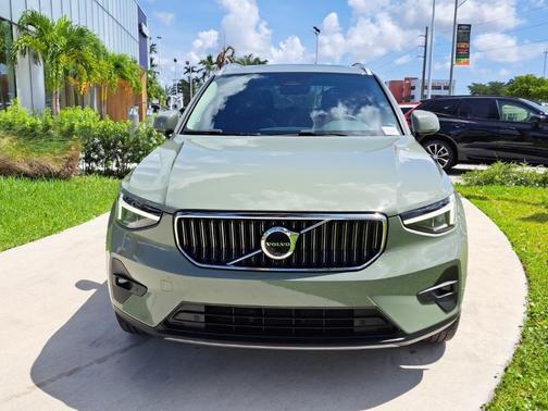 2023 Volvo XC40 B5 Plus Bright Theme