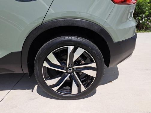 2023 Volvo XC40 B5 Plus Bright Theme