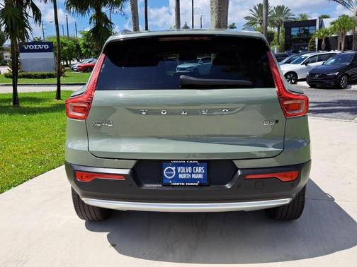 2023 Volvo XC40 B5 Plus Bright Theme