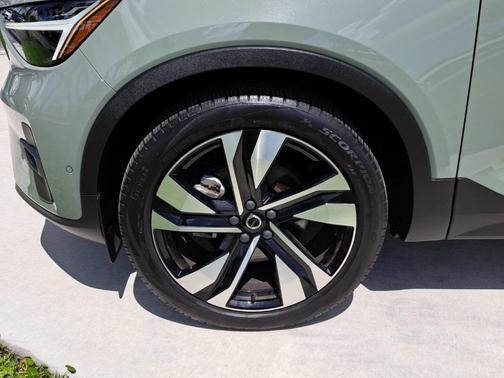 2023 Volvo XC40 B5 Plus Bright Theme