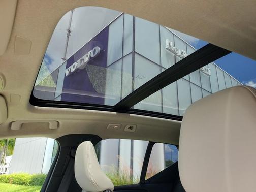 2026 Volvo XC40 PLUS