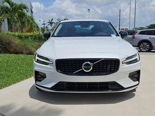 2024 Volvo S60 B5 Core Dark Theme