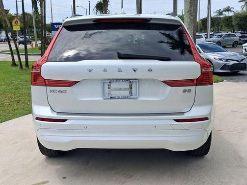 Crystal White 2023 Volvo XC60 B5 Core