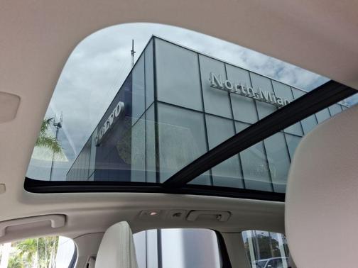 Crystal White 2023 Volvo XC60 B5 Core