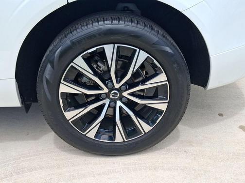 Crystal White 2023 Volvo XC60 B5 Core